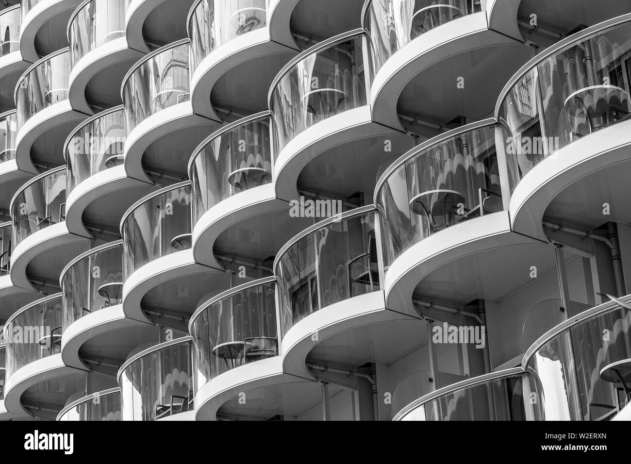 Rangées de balcons au bateau de croisière Banque D'Images