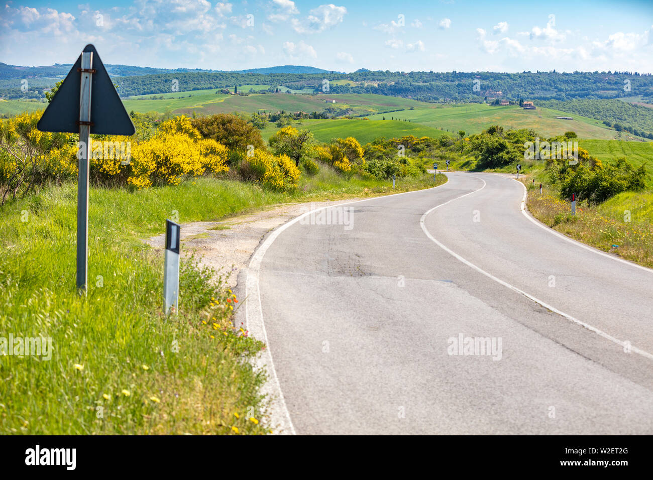 Beau paysage, printemps nature. La liquidation La route provinciale entre les champs ensoleillés en Toscane, Italie Banque D'Images