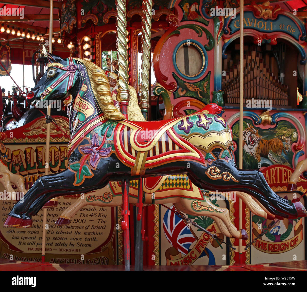 Chevaux galopants traditionnels de fairground, à la décoration noire et or Banque D'Images