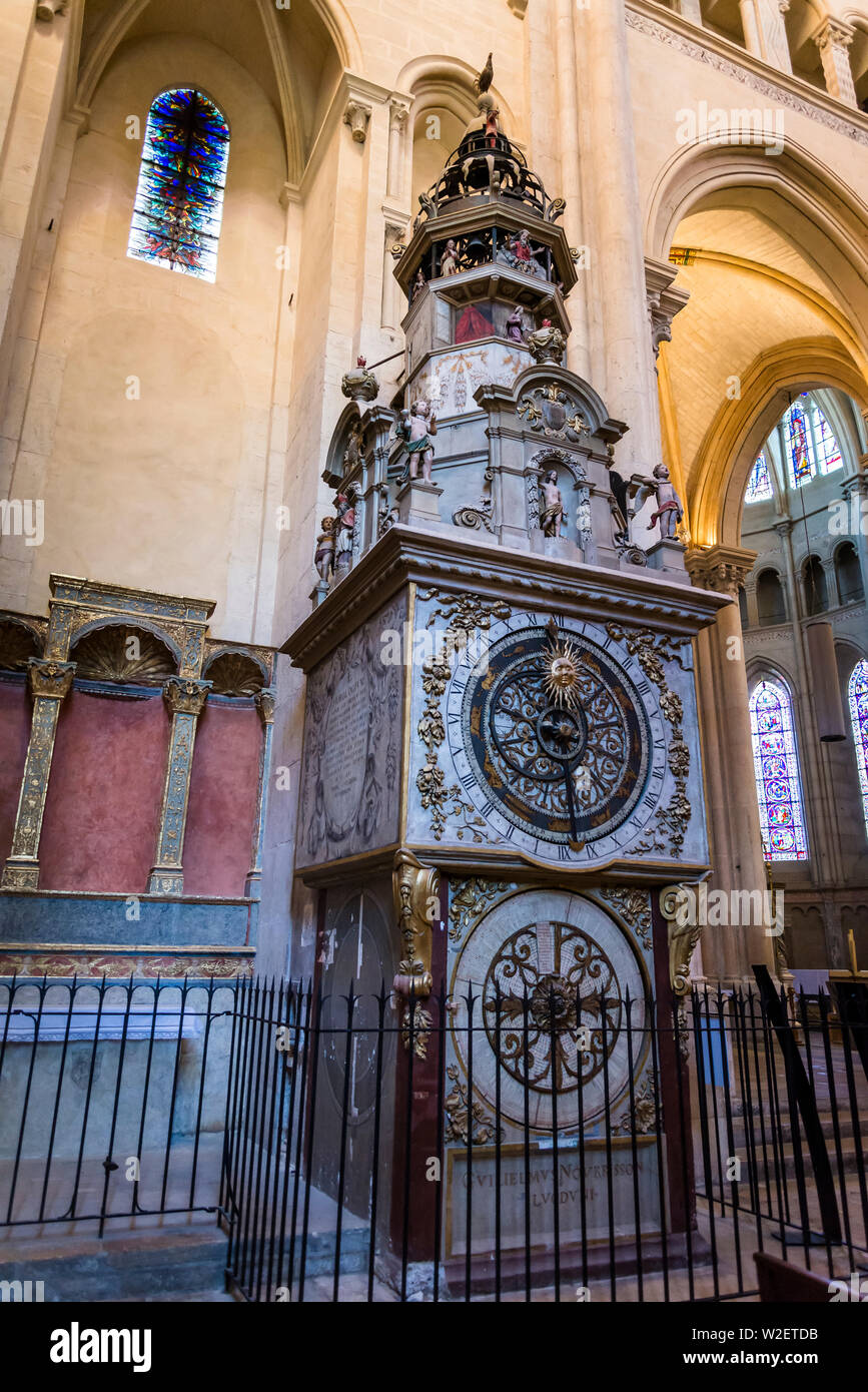 Horloge astronomique de la cathédrale de Lyon. La cathédrale est dédiée à Saint  Jean Baptiste, et est le siège de l'archevêque de Lyon, Lyon, Franc Photo  Stock - Alamy