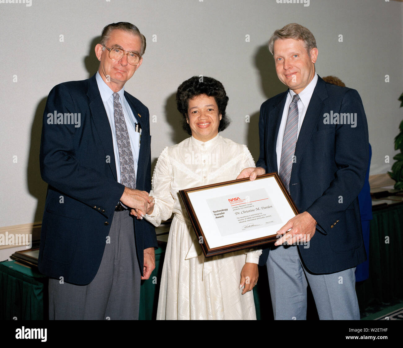 Prix de transfert de technologie, le Dr Christine M. Darden, Directeur du Centre avec Richard W. Peterson sur la droite. Banque D'Images