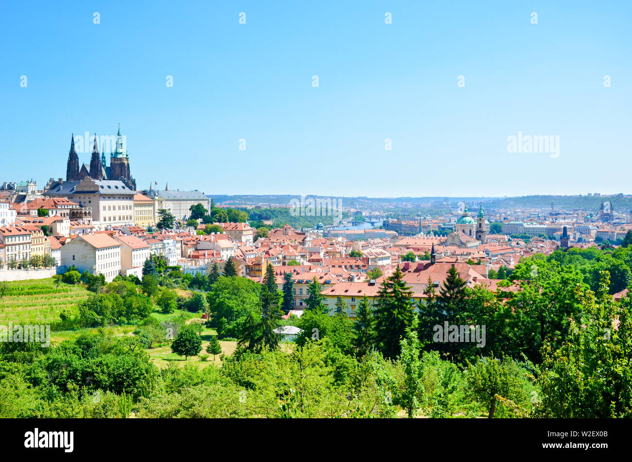 Paysage urbain étonnant de Prague, République tchèque capturées à partir de la colline de Petrin avec près de Green Park. La dominante de la capitale tchèque est magnifique, le château de Prague et la Cathédrale St Vitus. Ligne d'horizon. Banque D'Images