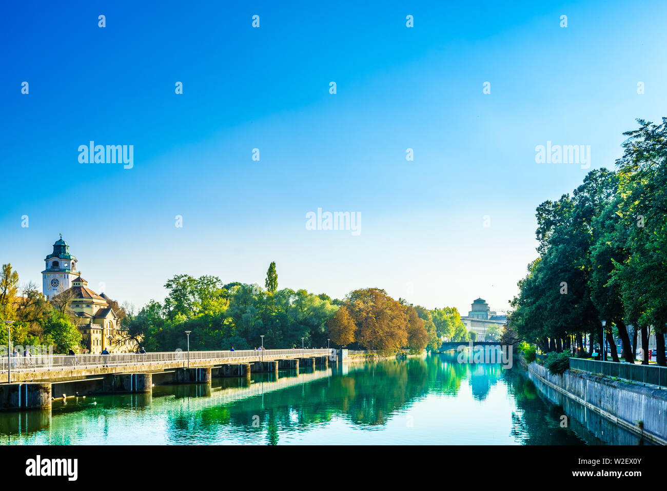 Paysage d'automne en face de Mueller Volksbad de fleuve Isar - Munich Banque D'Images