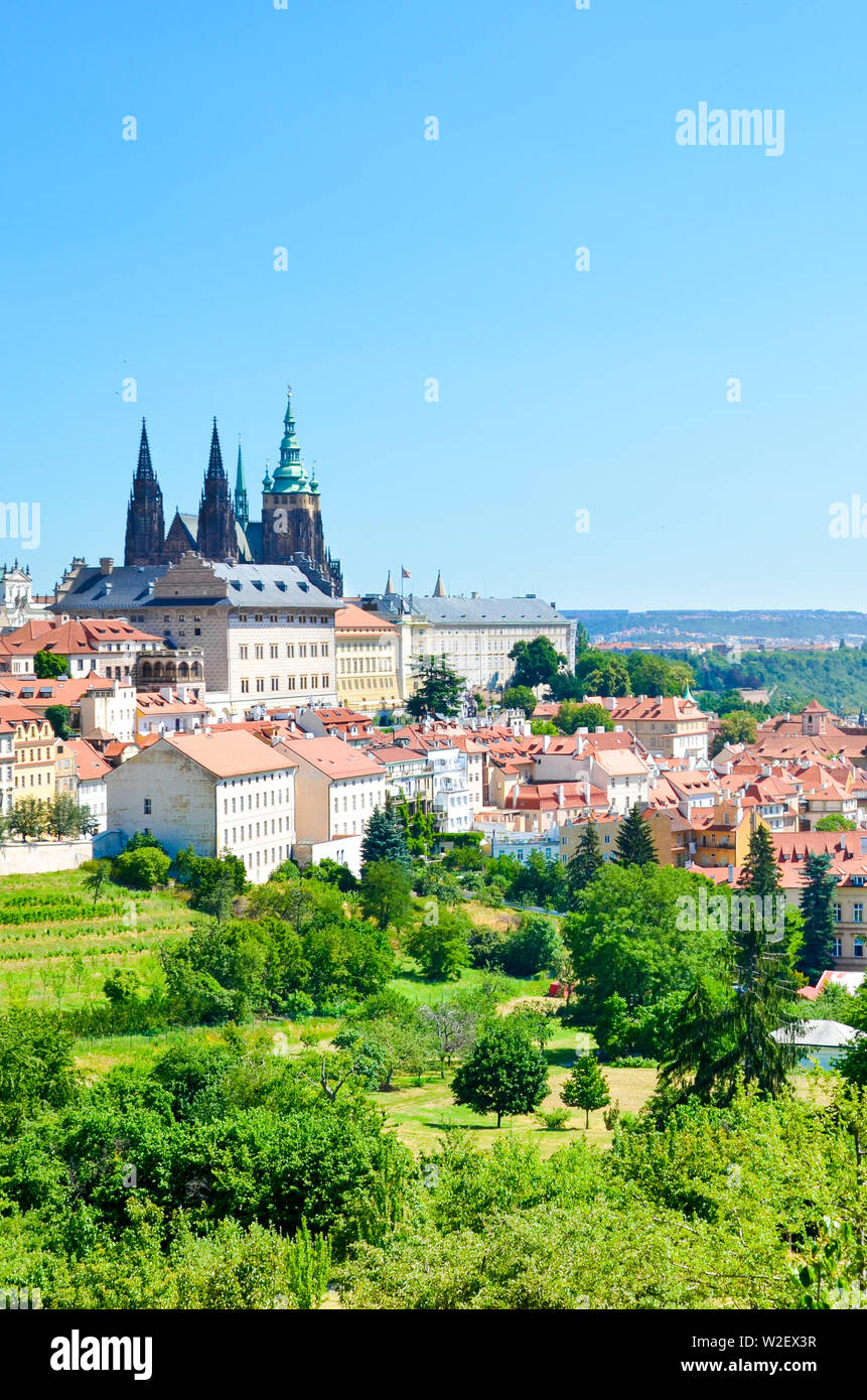 Beaux toits de Prague, la capitale tchèque, capturées à partir de la colline de Petrin, dans le centre-ville. Le Château de Prague et cathédrale Saint-Guy. Citiscapes incroyable. Prague, Tchéquie. Banque D'Images