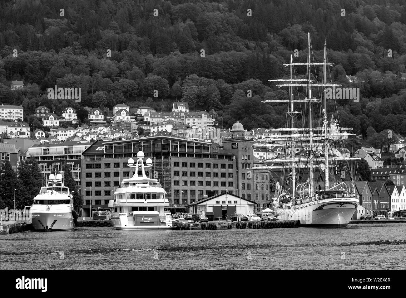 Voile de bateau, l'ancien combattant fidèle galeas (construit en 1877) en passant en face du grand voilier Statsraad Lehmkuhl et deux super-yachts, pour toujours un chef et du récif. Br Banque D'Images