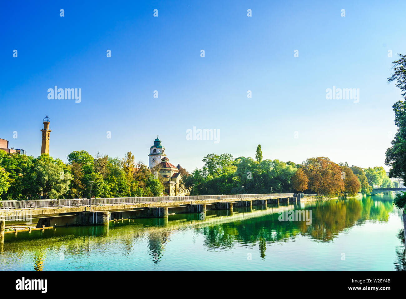 Vue sur bâtiment historique de Mueller Volksbad de fleuve Isar - Munich Banque D'Images