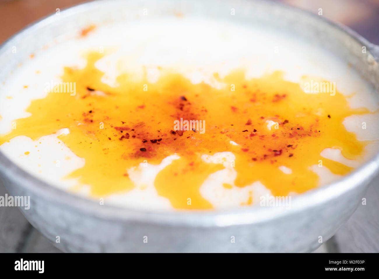 Soupe de yaourt turc fait maison (yayla soup) Banque D'Images