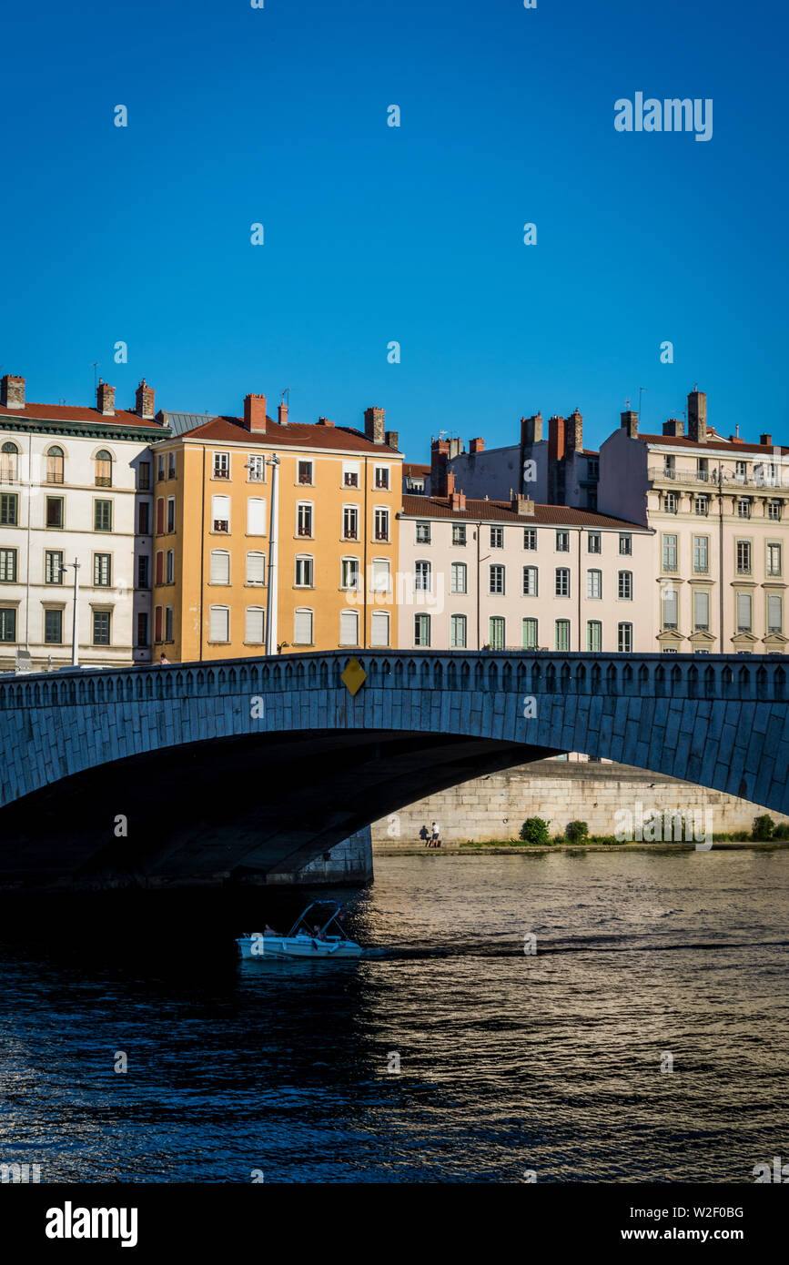 De belles maisons du 19e siècle le long de la rivière de Saône et le pont Bonaparte, Lyon, France Banque D'Images