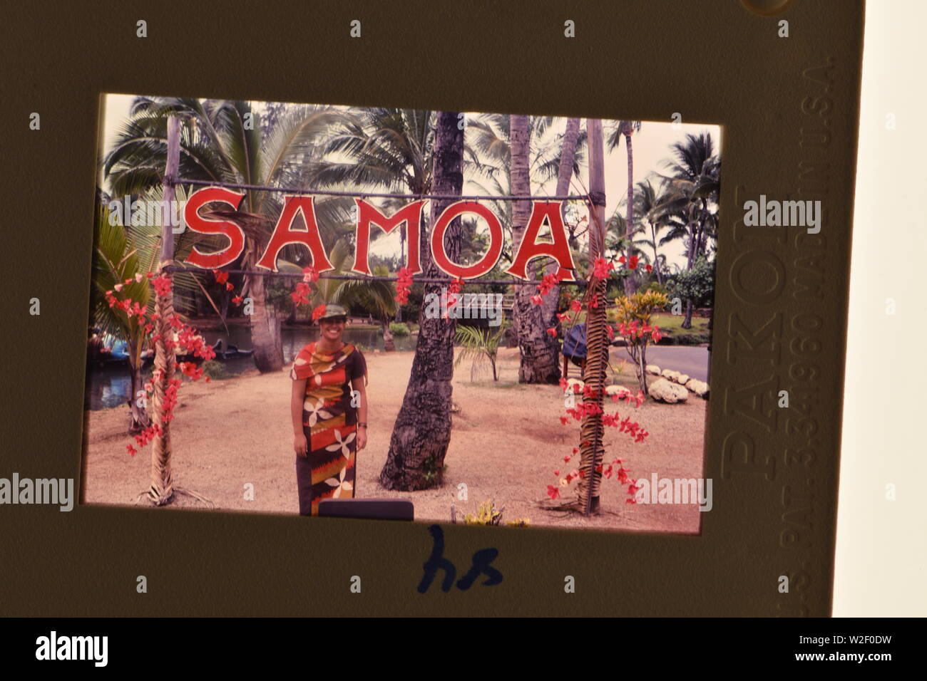 Un signe de l'orthographe du mot Samoa en fleurs ca. 1984 Banque D'Images