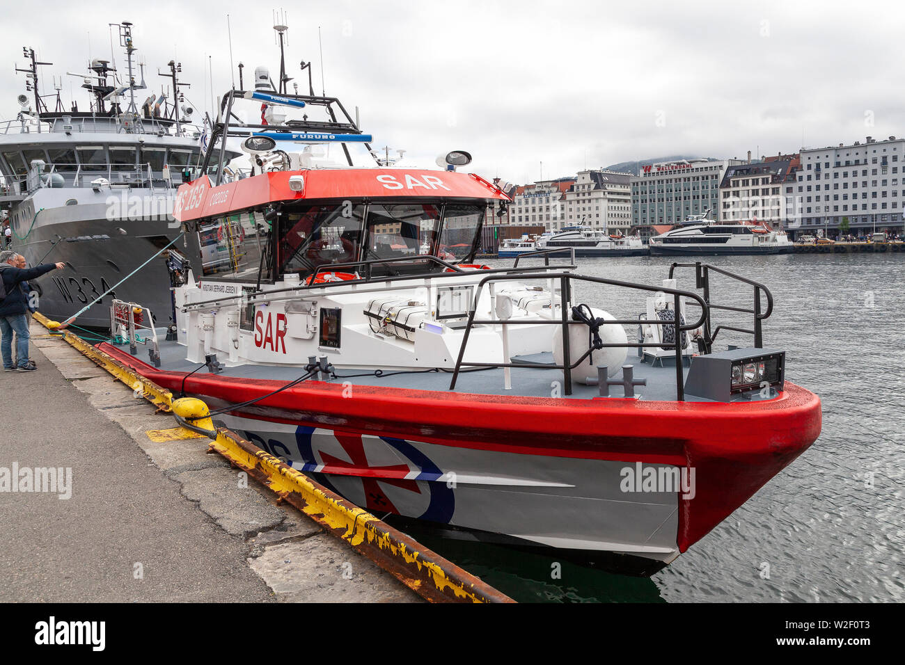 Recherche et sauvetage à grande vitesse voile Kristian Jebsen Gerhard II au ralenti dans le port de Bergen, Norvège . Construit en 2017, matériau aluminium, le spécialiste en propulsion. Banque D'Images