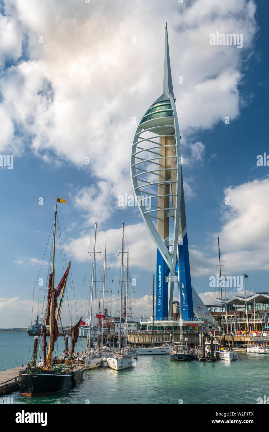 Portsmouth, Hampshire, Angleterre. Sur une journée chaude et humide sur la côte d'Hampshire, le soleil brille sur les quais de Gunwharf dans le port historique de Portsmouth et Banque D'Images