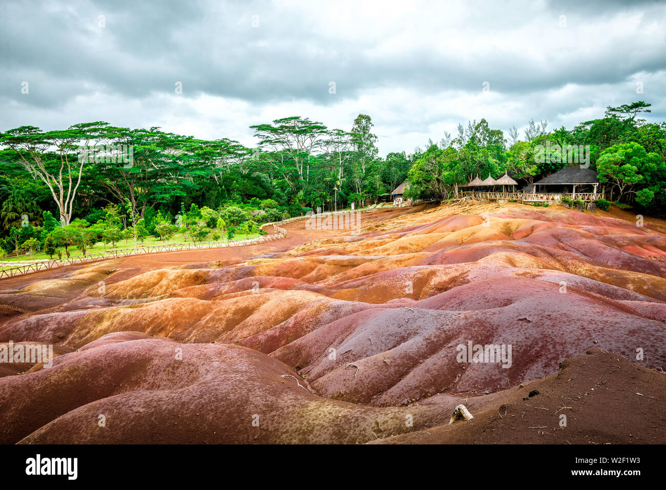 Me demande de la terre des sept couleurs de Chamarel dans région de l'île tropicale de Maurice. La tonalité de l'image. Banque D'Images