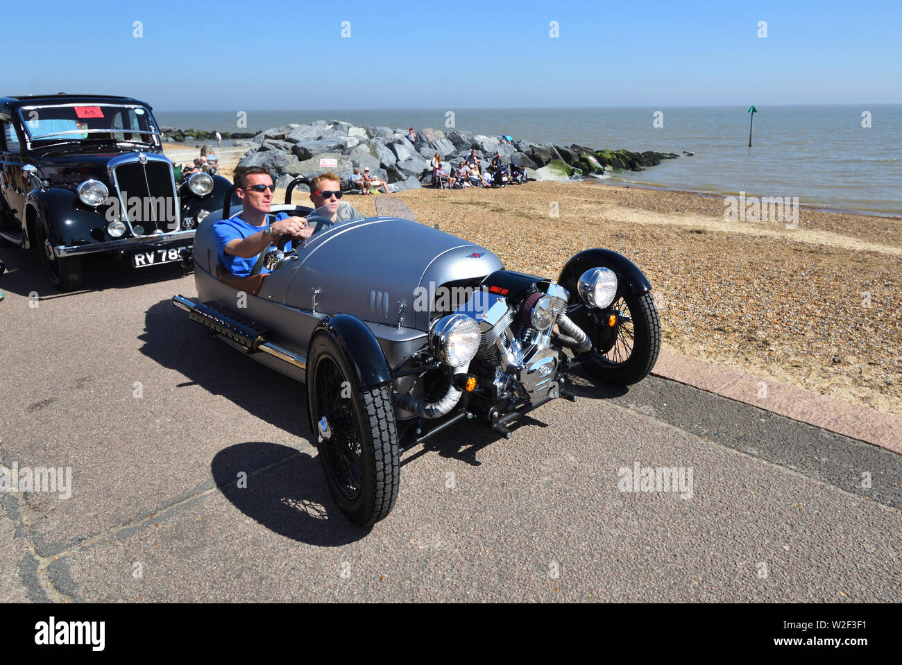 Classic Silver Morgan 3 roues à moteur voiture circulant sur la promenade de front de mer. Banque D'Images