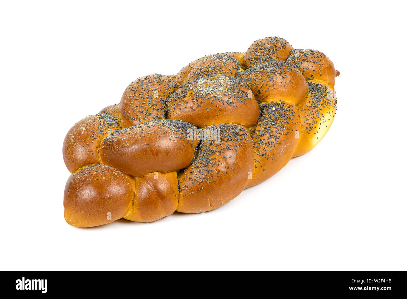 Pain challah entier frais isolé sur fond blanc avec clipping path Banque D'Images