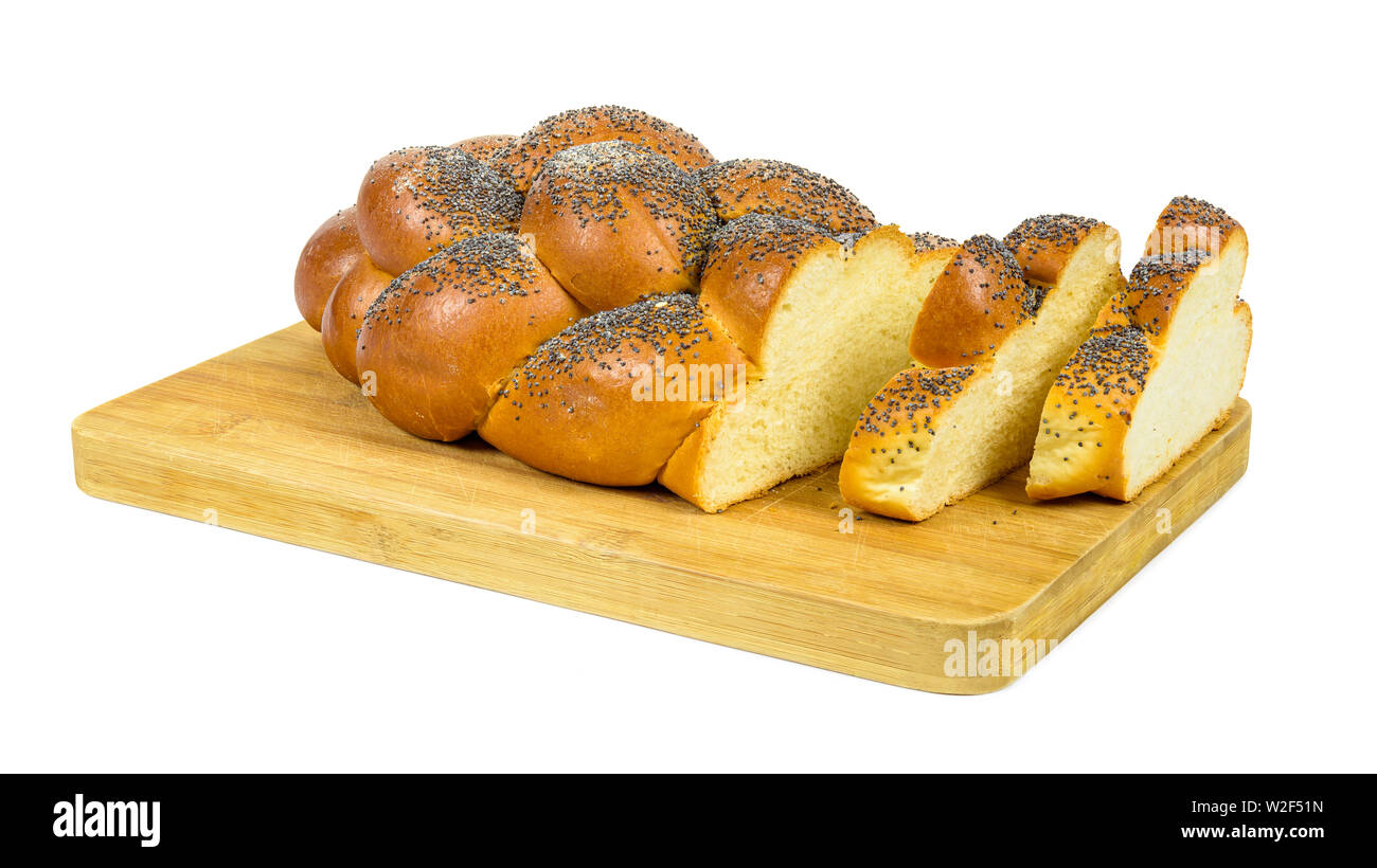 Tranches de pain challah douce sur chopping board isolated on white background with clipping path Banque D'Images