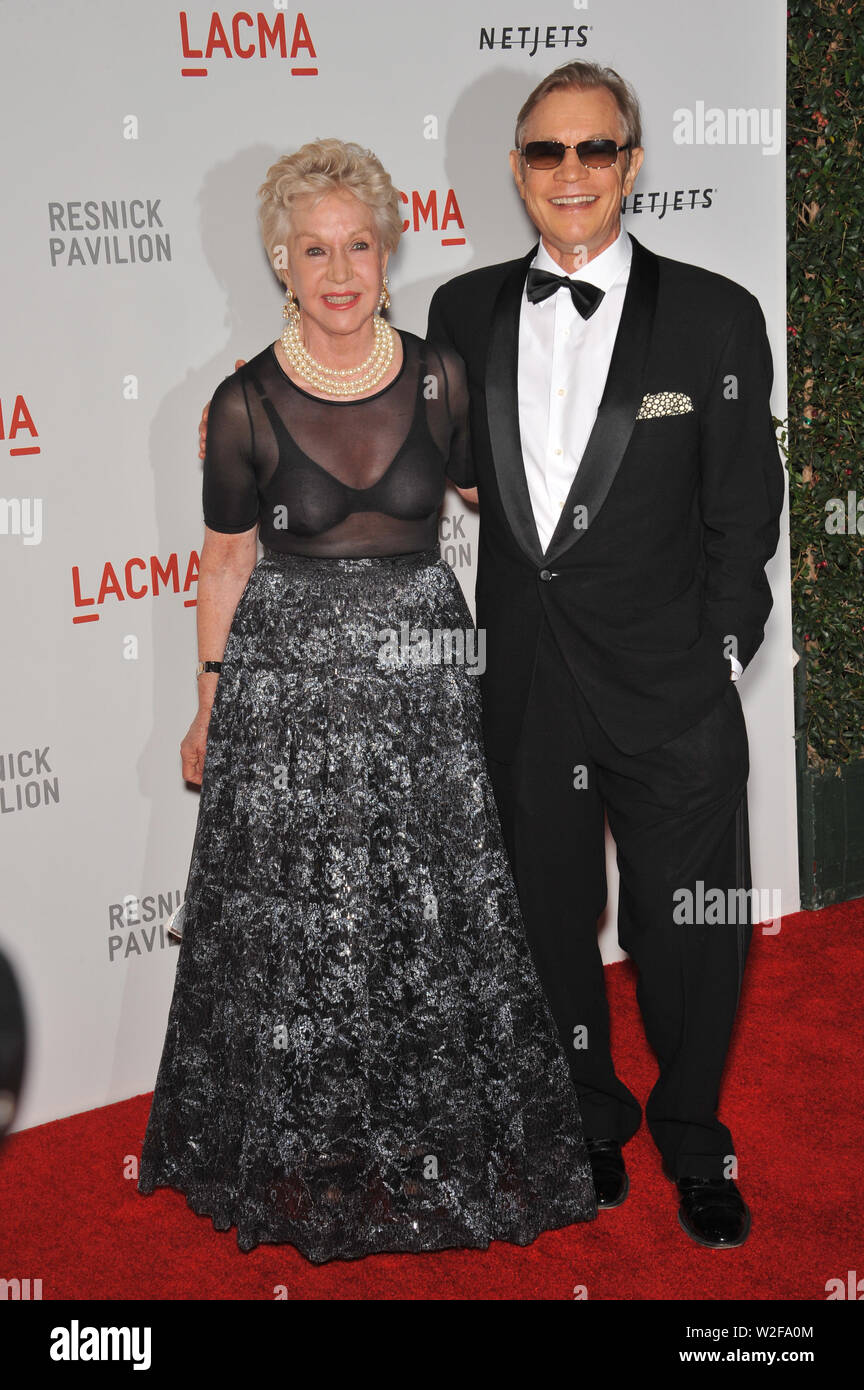 LOS ANGELES, CA. 26 septembre 2010 : Michael York & femme Pat l'occasion d'un gala à la Los Angeles County Museum of Art (LACMA) pour célébrer la 'officielle' de la révélation du nouveau musée, le bâtiment et Lynda Stewart Resnick Pavillon des expositions. © 2010 Paul Smith / Featureflash Banque D'Images