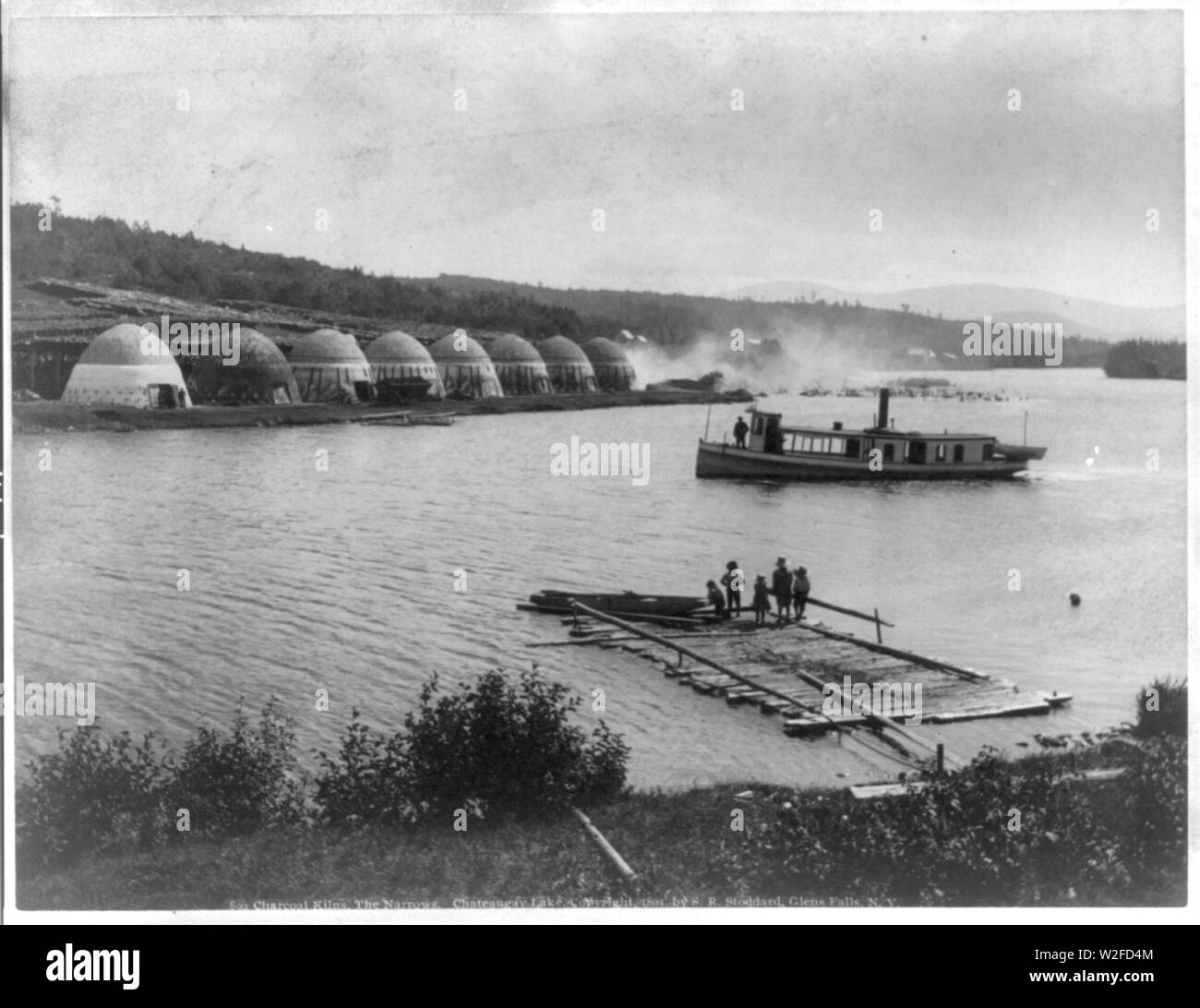 Fours de carbonisation, The Narrows, Chateaugay, Lac (Adirondack mts., N.Y., petit navire à vapeur et quai flottant en premier plan) Banque D'Images