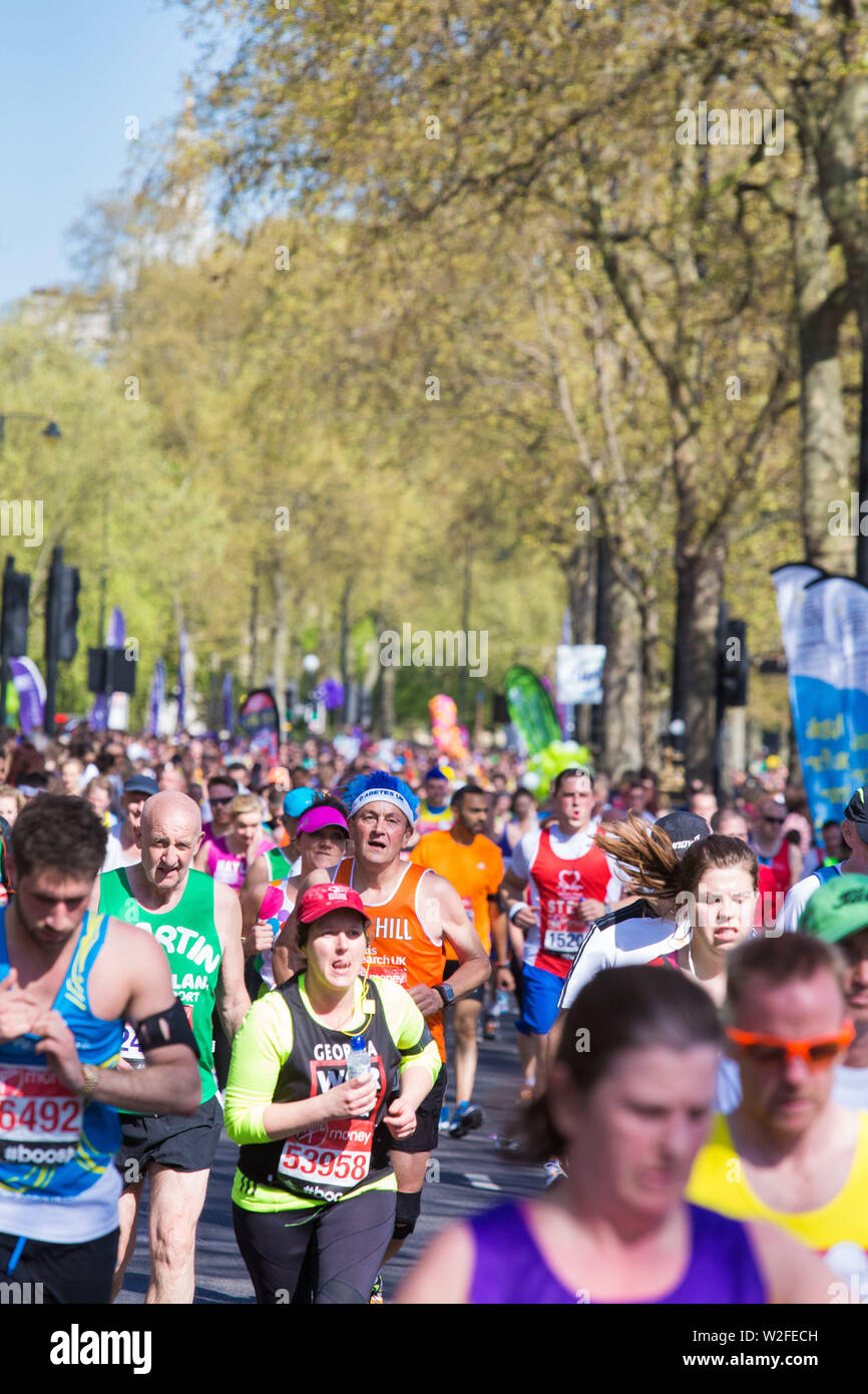 Les coureurs du Marathon de Londres sur Victoria Embankment Banque D'Images