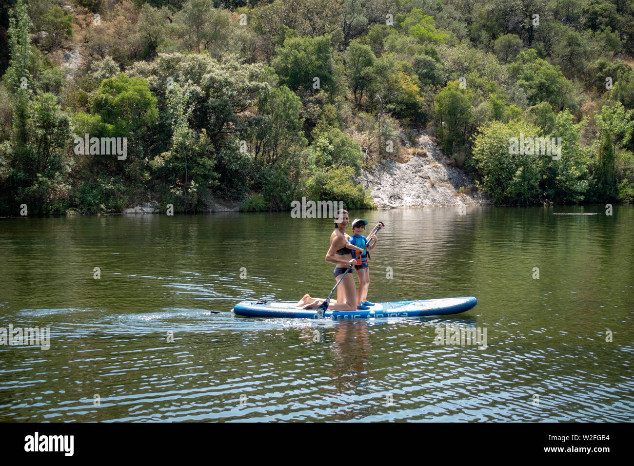 Paddleboard petite fille Banque de photographies et d’images à haute résolution Alamy
