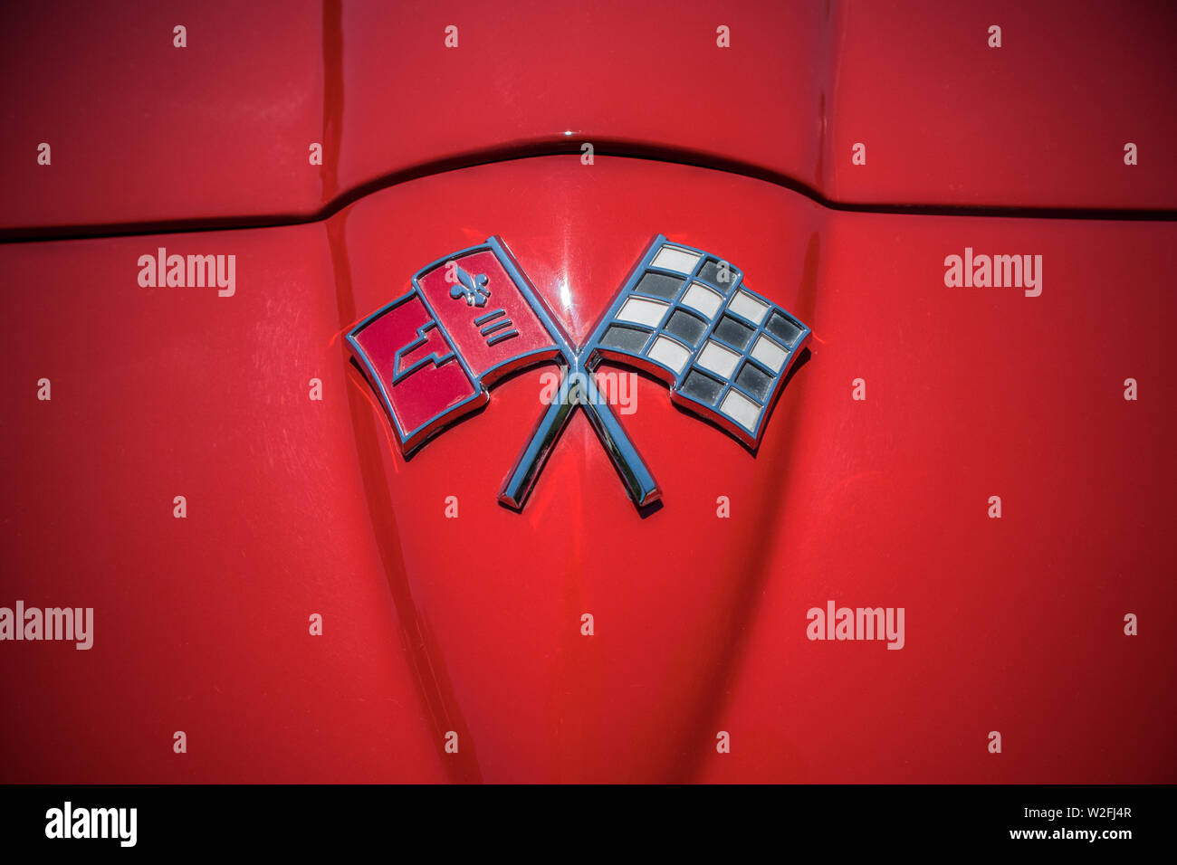 Ferrari logo sur un capot rouge. Banque D'Images