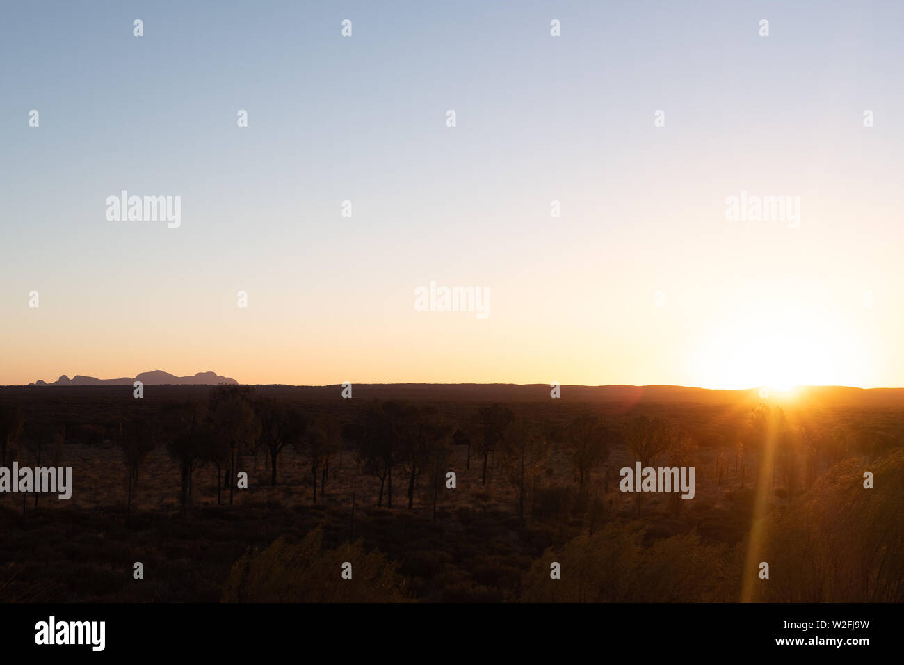 Coucher du soleil dans le Territoire du Nord, l'Australie avec les Olgas (Kata Tjuta) dans l'arrière-plan. Prises dans le parc national d'Uluru Banque D'Images