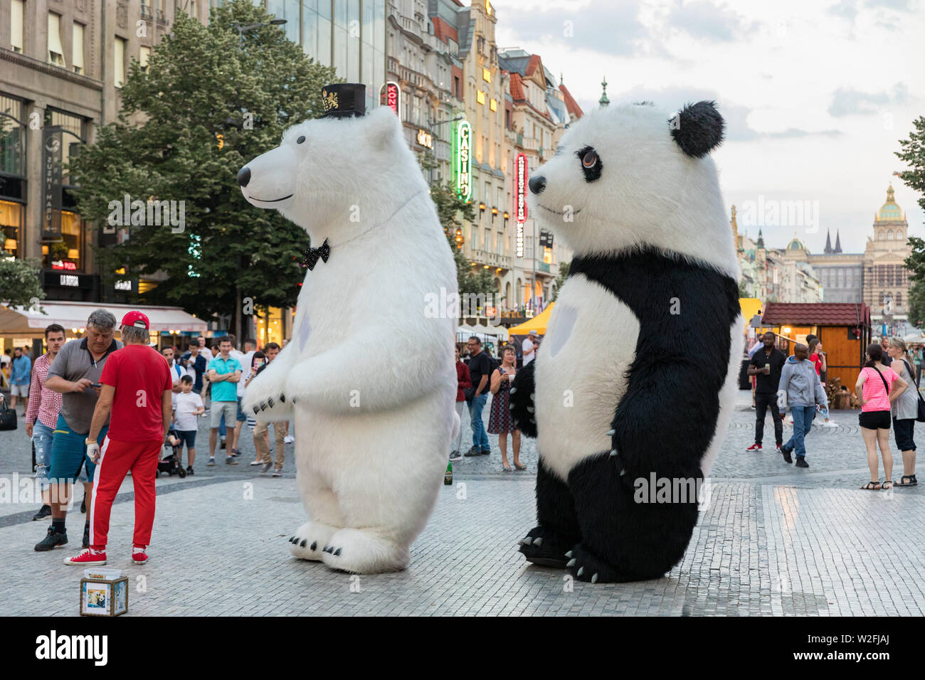 Prague, République tchèque - Le 26 mai 2018 : Les hommes de danser dans un ours polaire Panda Bear et costumés de divertir une foule de gens en place Venceslas Squar Banque D'Images