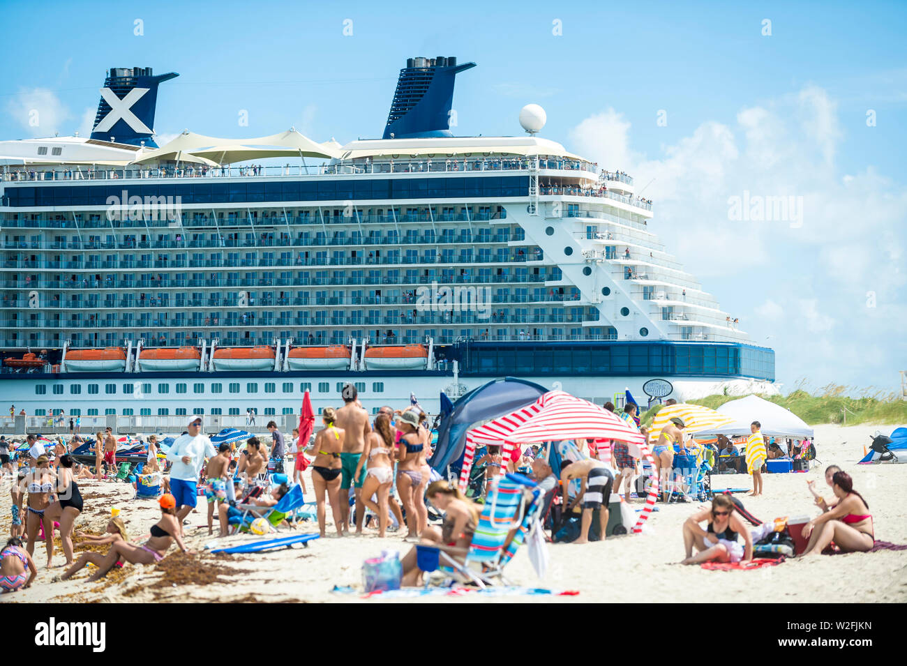 MIAMI - 12 juin 2018 : le navire de croisière Celebrity Equinox passe au sud Pointe Park à South Beach au départ PortMiami, la borne la plus fréquentée au monde. Banque D'Images