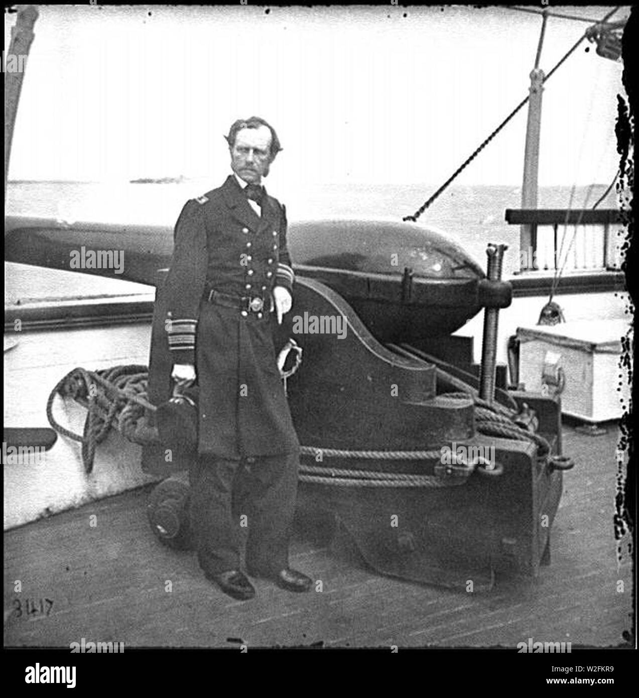 Charleston Harbor, L.C. (Le Contre-amiral John A. Dahlgren Comité permanent par un canon Dahlgren sur le pont de l'USS Pawnee Banque D'Images