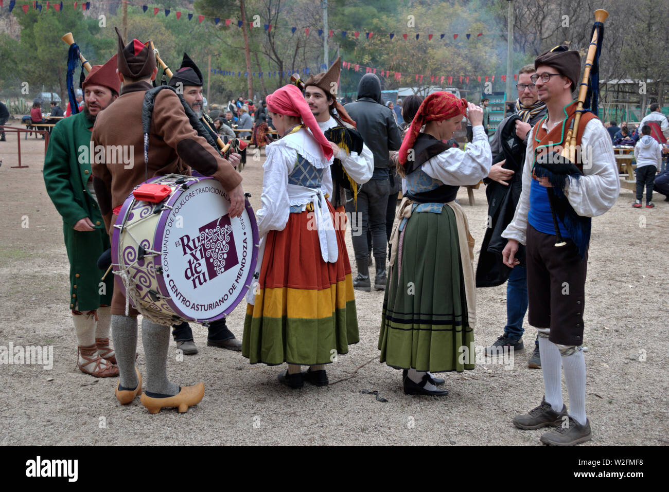 Un groupe de musiciens en costumes traditionnelle des Asturies. Banque D'Images