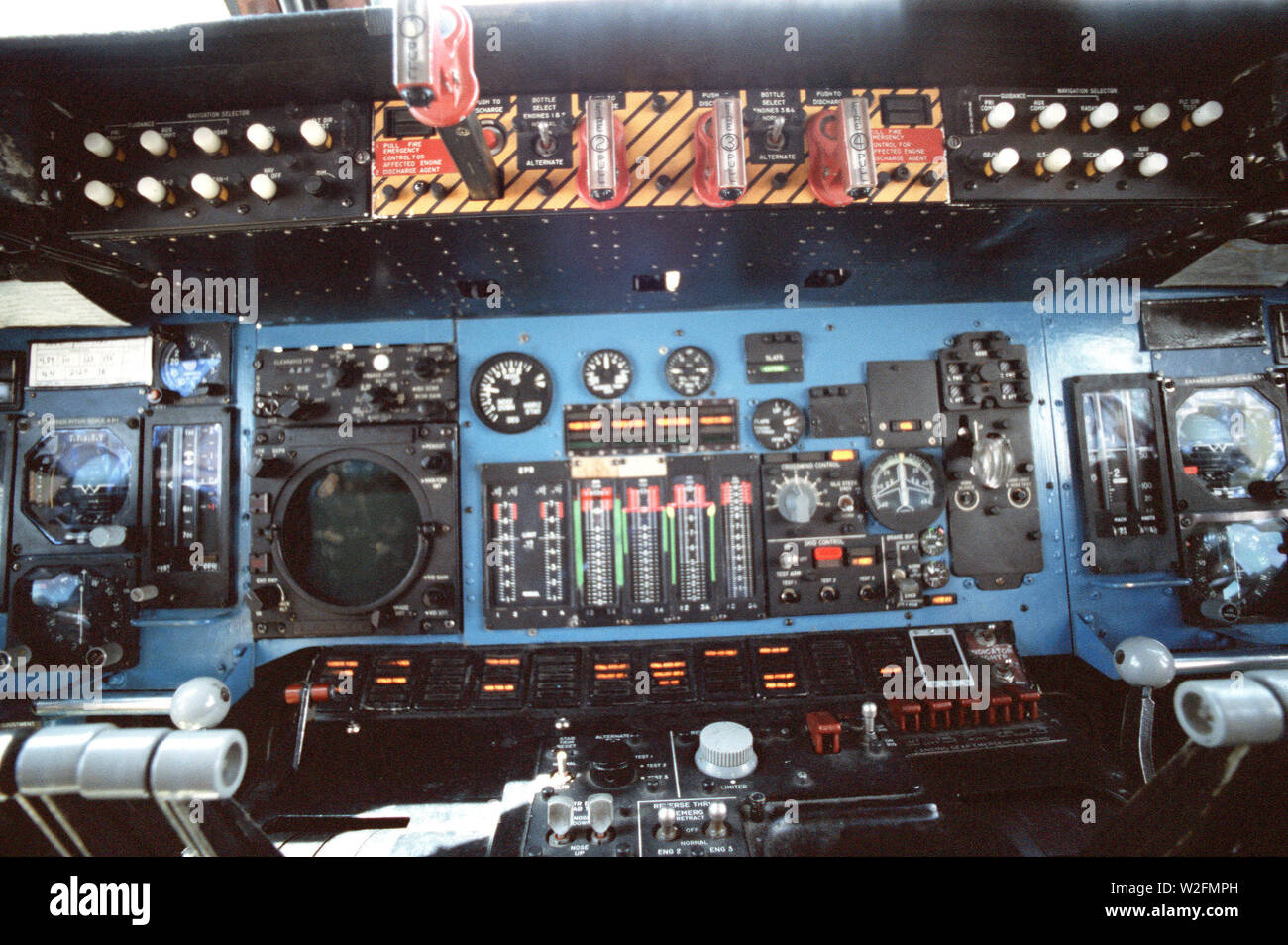 Une vue sur les panneaux de contrôle à bord d'un C-5A Galaxy avion avec la triple système de navigation à inertie (INS) installé au cours de la GALAXIE VOLANT programme. Banque D'Images