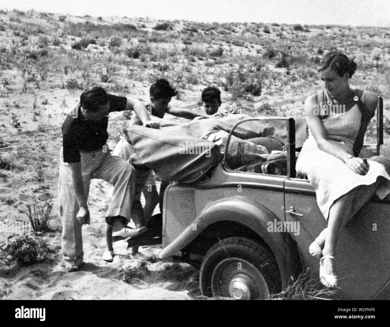 Eva Braun Collection (album 4) - Car bloqué dans le sable d'une plage près de Viareggio, Italie Banque D'Images