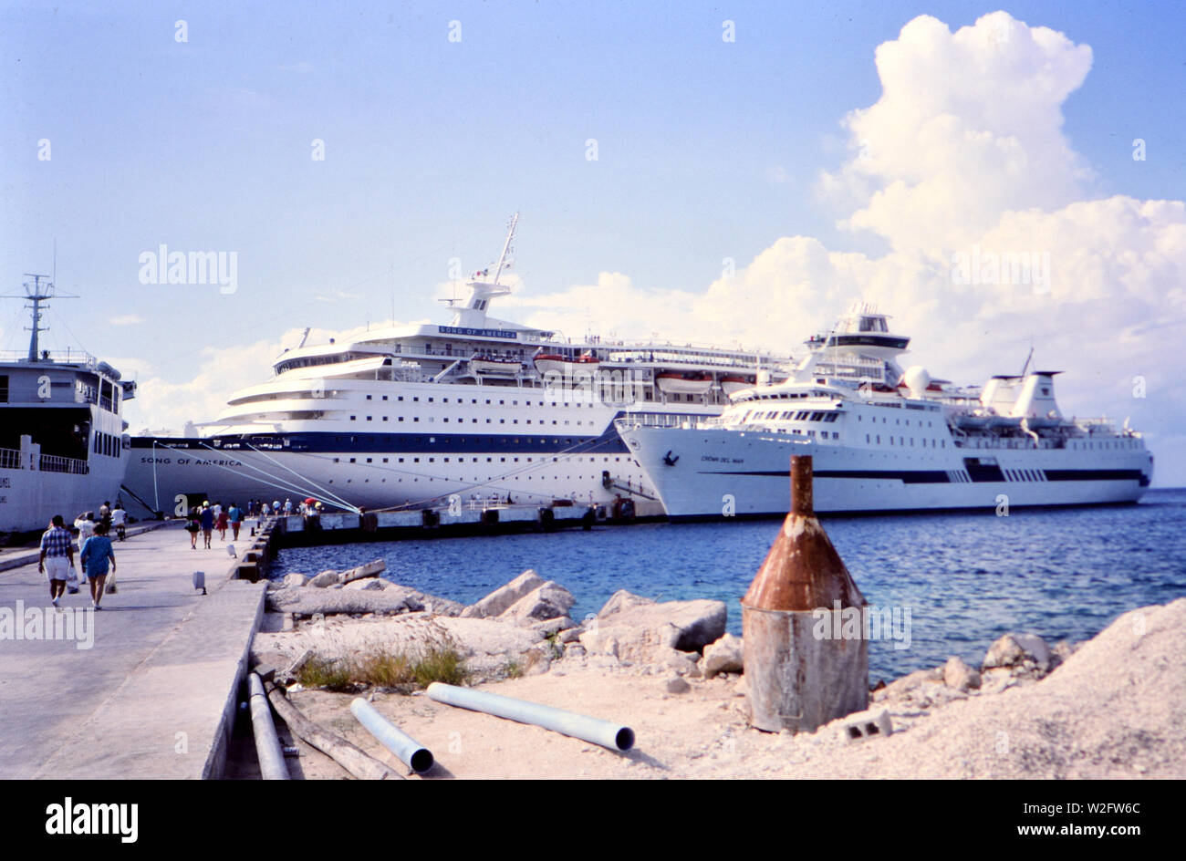 Les bateaux de croisière amarrés dans un port (chanson d'Amérique et les Del Mar) - navire à gauche a mot Cozumel sur elle ca. milieu des années 80 Banque D'Images