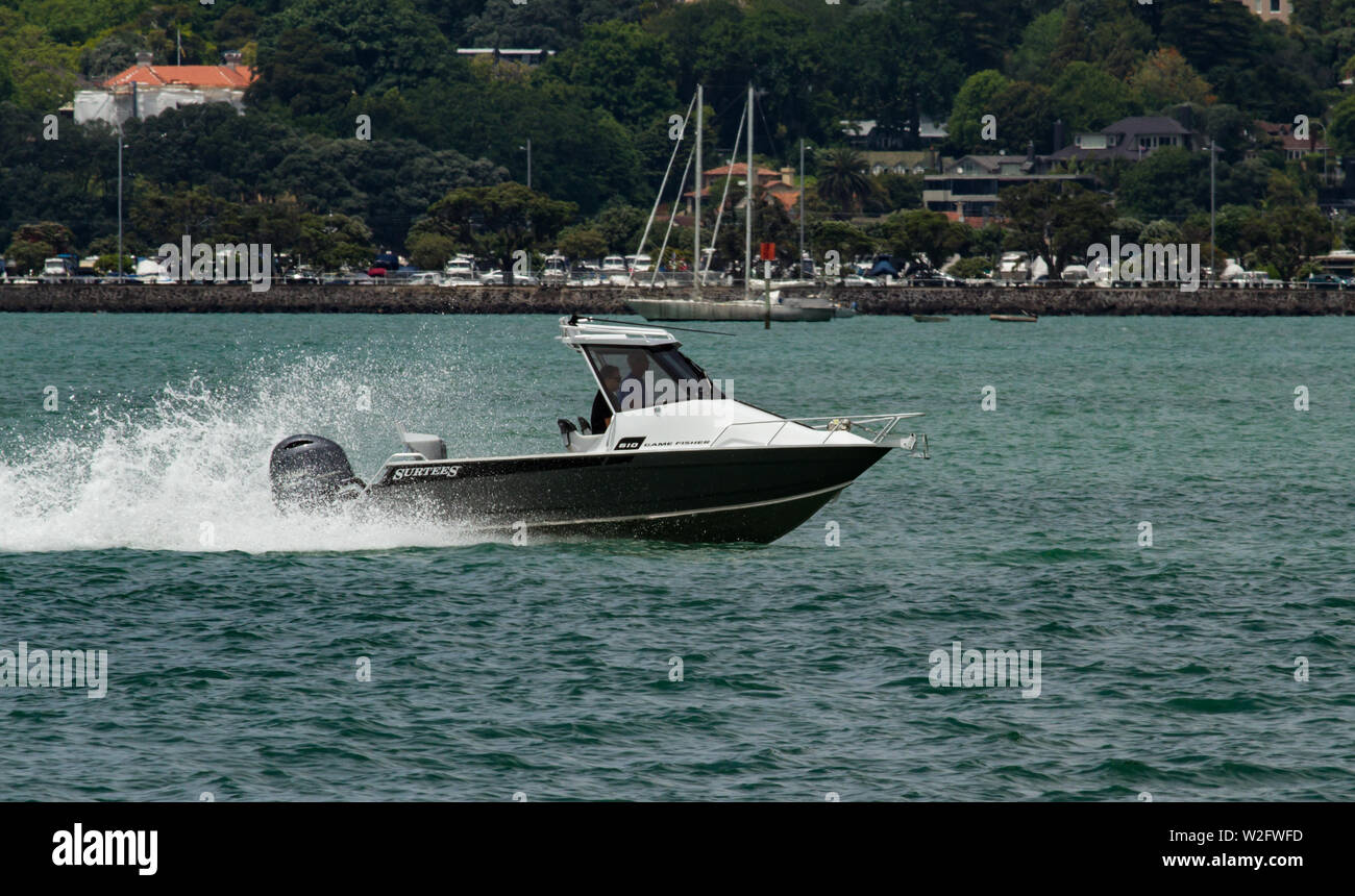 Bateau à moteur yachts emballant par front d'Auckland, Nouvelle-Zélande Banque D'Images Bateau à moteur yachts emballant par front d'Auckland, Nouvelle-Zélande Banque D'Images