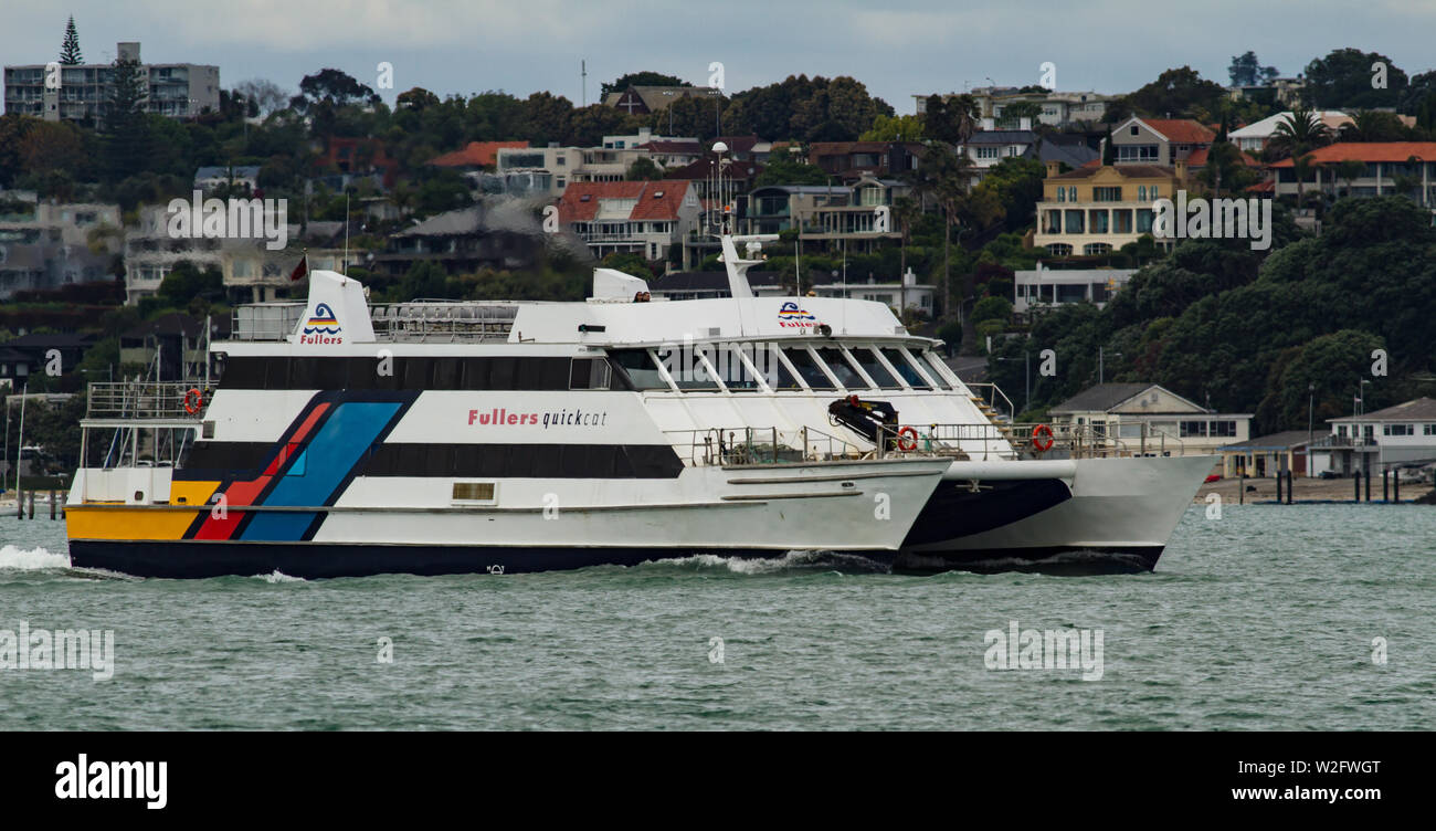 Ferry Catamaran bateaux voyageant le long du front de mer d'Auckland Banque D'Images