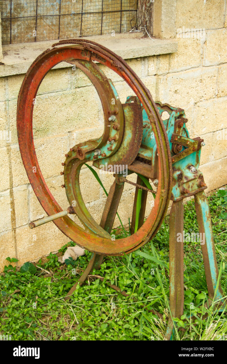 Les machines agricoles anciennes et abandonnées de rouille Banque D'Images