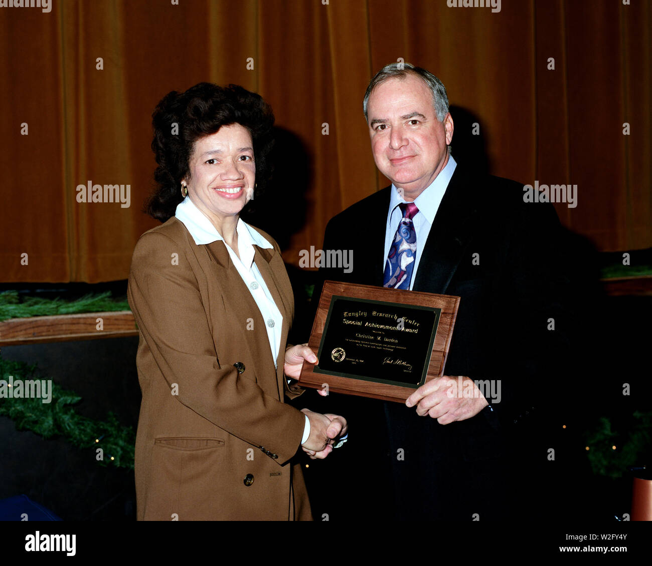 Paul Holloway présentant des prix Hommage à Christine Darden Banque D'Images