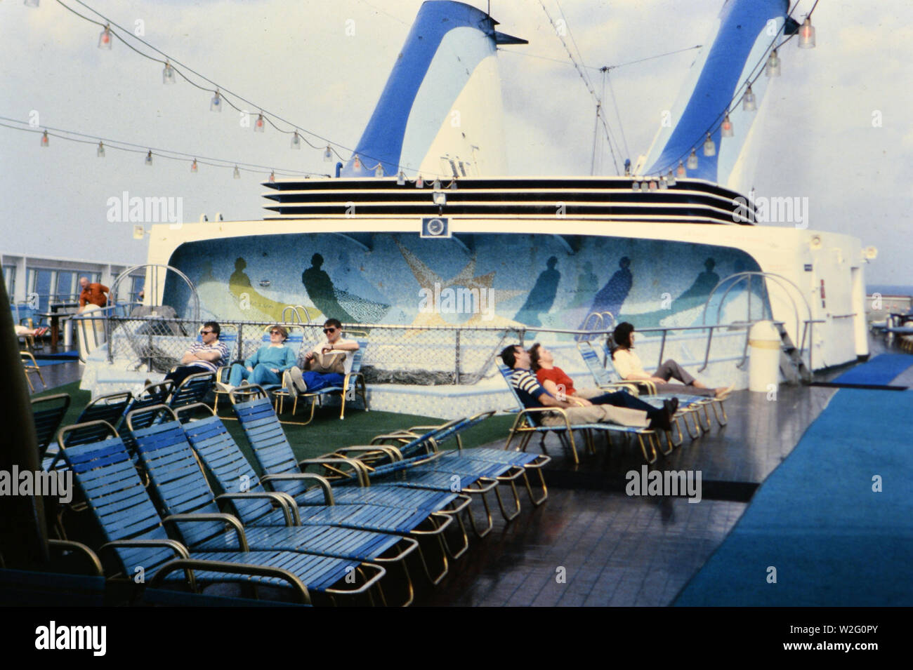 Les passagers des navires de croisière relaxing on deck ca. 1983 Banque D'Images