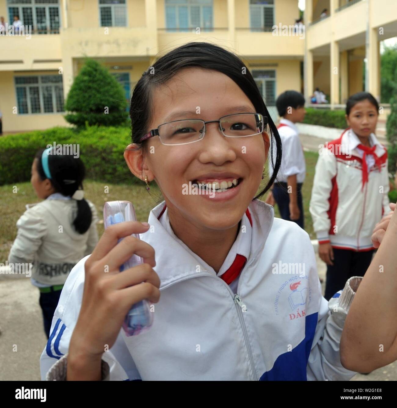 Contrôle de nouvelles lunettes d'étudiant à Kon Tum (6949470856). Banque D'Images