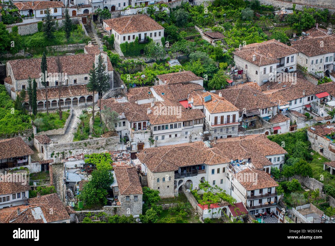 Vue sur des maisons avec de vieux toits, district Gorica, Berat, Albanie Banque D'Images