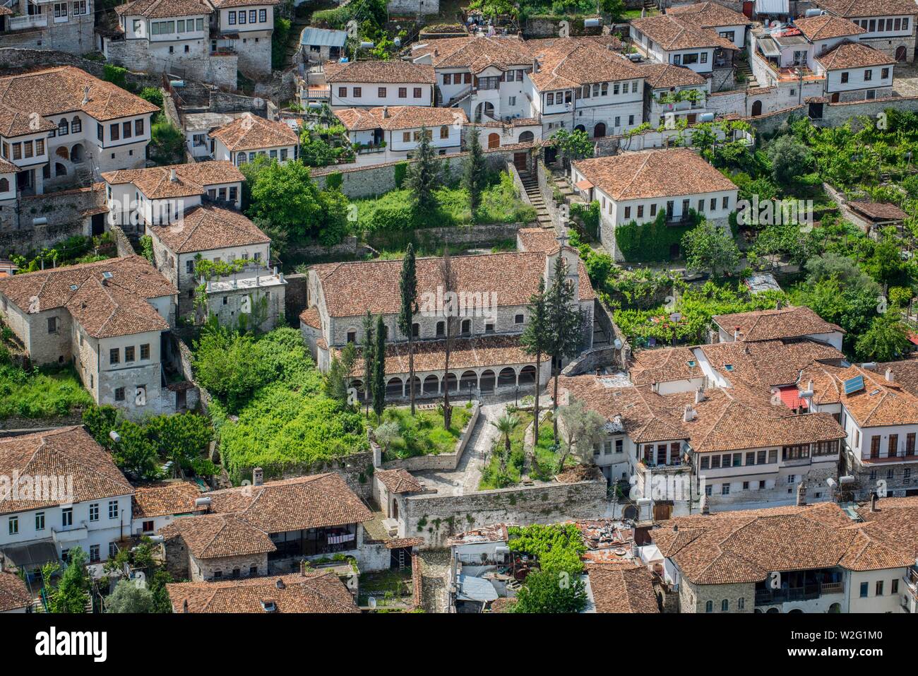 Vue sur des maisons avec de vieux toits, district Gorica, Berat, Albanie Banque D'Images