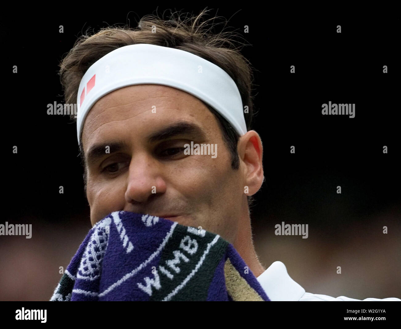 Londres, Royaume-Uni. 08 juillet, 2019. Londres, ANGLETERRE - 08 juillet : Roger Federer occupe la septième journée de la Tennis de Wimbledon à l'All England Lawn Tennis et croquet Club le 08 juillet 2019, à Londres, en Angleterre. People : Roger Federer Credit : tempêtes Media Group/Alamy Live News Banque D'Images