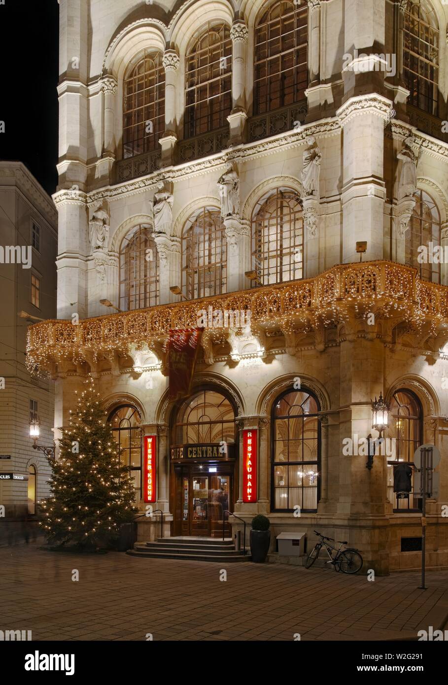 L'éclairage de Noël sur la façade de nuit, Café Central, Vienne, Autriche Banque D'Images