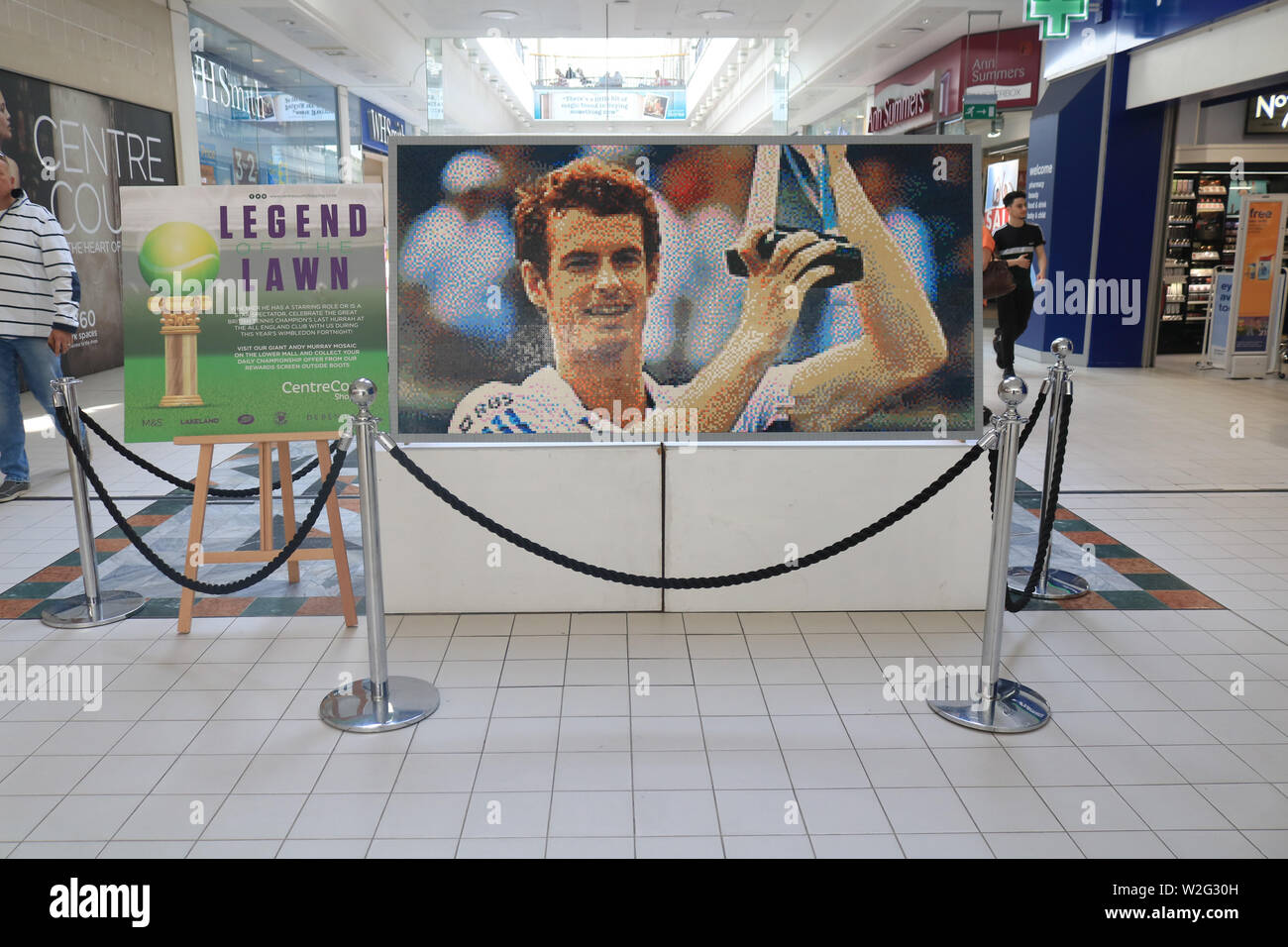 Londres, Royaume-Uni. 08 juillet, 2019. Une mosaïque de joueur de tennis britannique Andy Murray a fait des morceaux de Lego s'affiche au centre commercial de la Cour dans le cadre de la légende de Wimbledon Lawn. Credit : SOPA/Alamy Images Limited Live News Banque D'Images