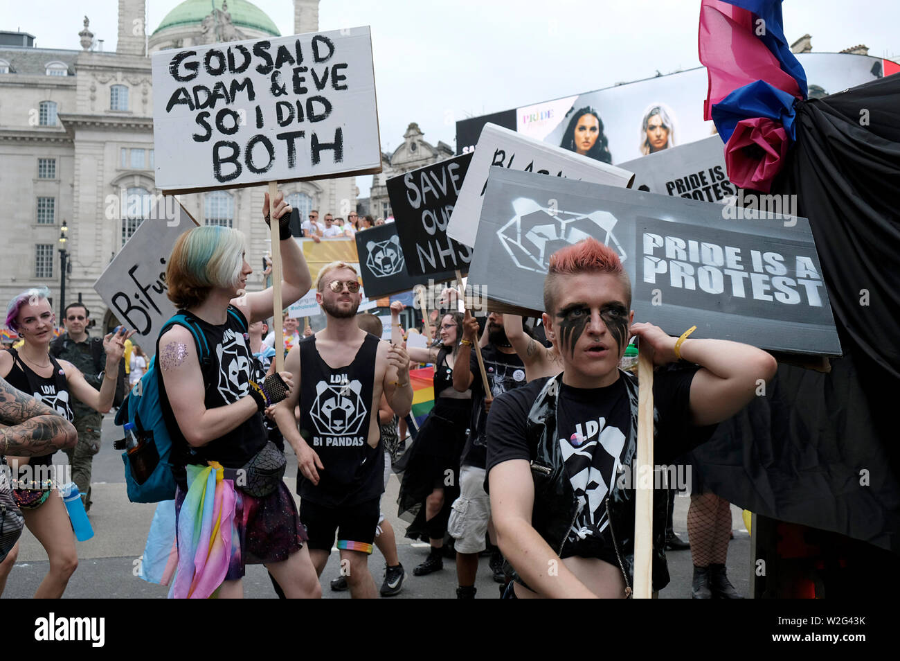 Groupe activiste LGBTQIA Londres Pandas Bi tenir des pancartes pendant la parade.Des milliers de fêtards rempli les rues de Londres avec la couleur pour célébrer la fierté de la capitale. 2019 a marqué le 50e anniversaire de l'émeutes de Stonewall à New York, considéré comme l'origine de la fierté et de l'homme LGBT + mouvement. Banque D'Images