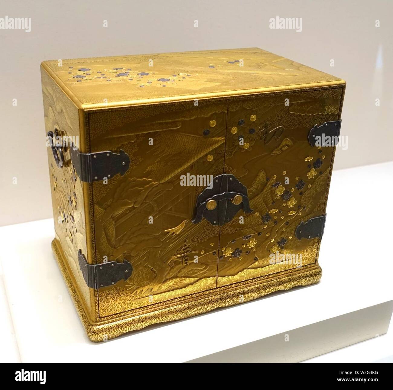 Commode (kodansu), Japon, période Meiji, 1868-1912 AD, bronze et d'or sur bois laque, argent mounts - Banque D'Images