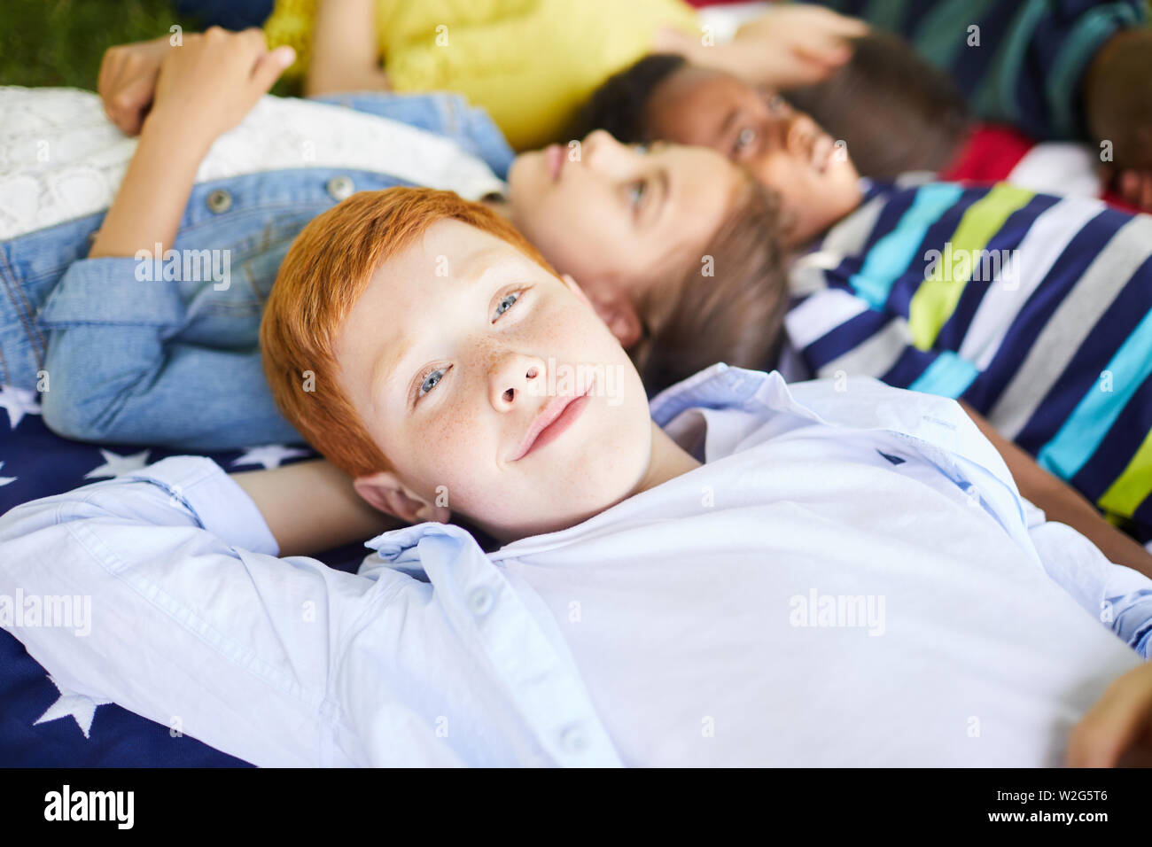 Garçon rêveur Banque de photographies et d'images à haute résolution - Alamy