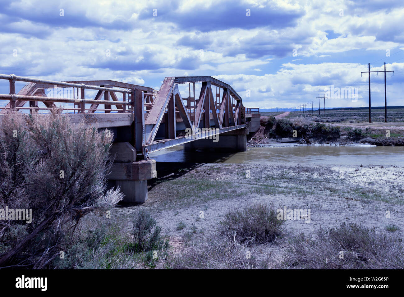 Un poney truss pont assure un alignement de l'autoroute Lincoln sur les Noirs Fork River près de Granger, Wyoming Banque D'Images