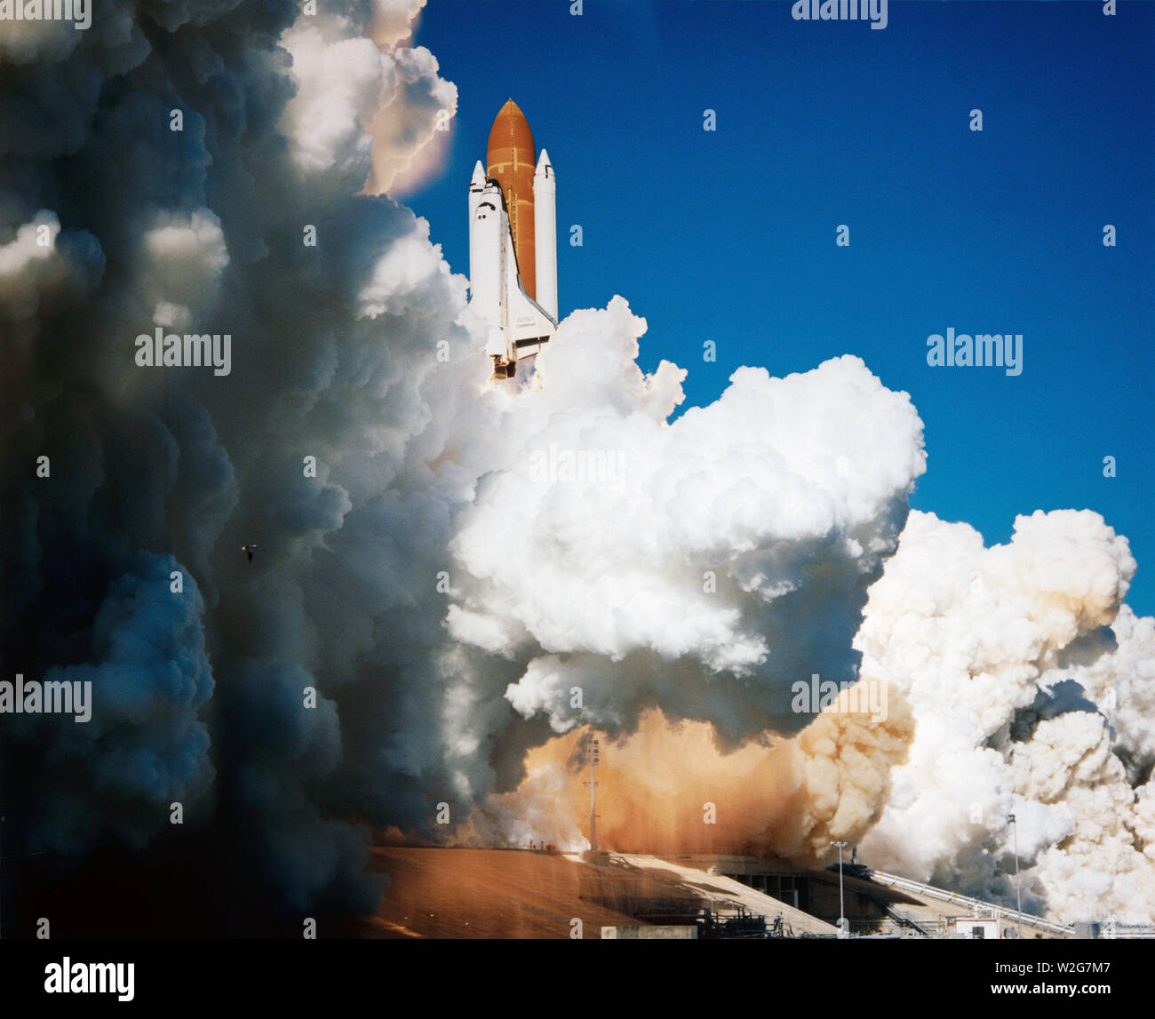(28 janvier 1986) --- La navette spatiale Challenger s'arrache du 39B Le 28 janvier 1986 à 11:38 h (HNE) avec un équipage de sept astronautes et le Tracking and Data Relay Satellite (SRDT). Un accident 73 secondes après le décollage a soutenu les deux membres d'équipage et le véhicule. Banque D'Images