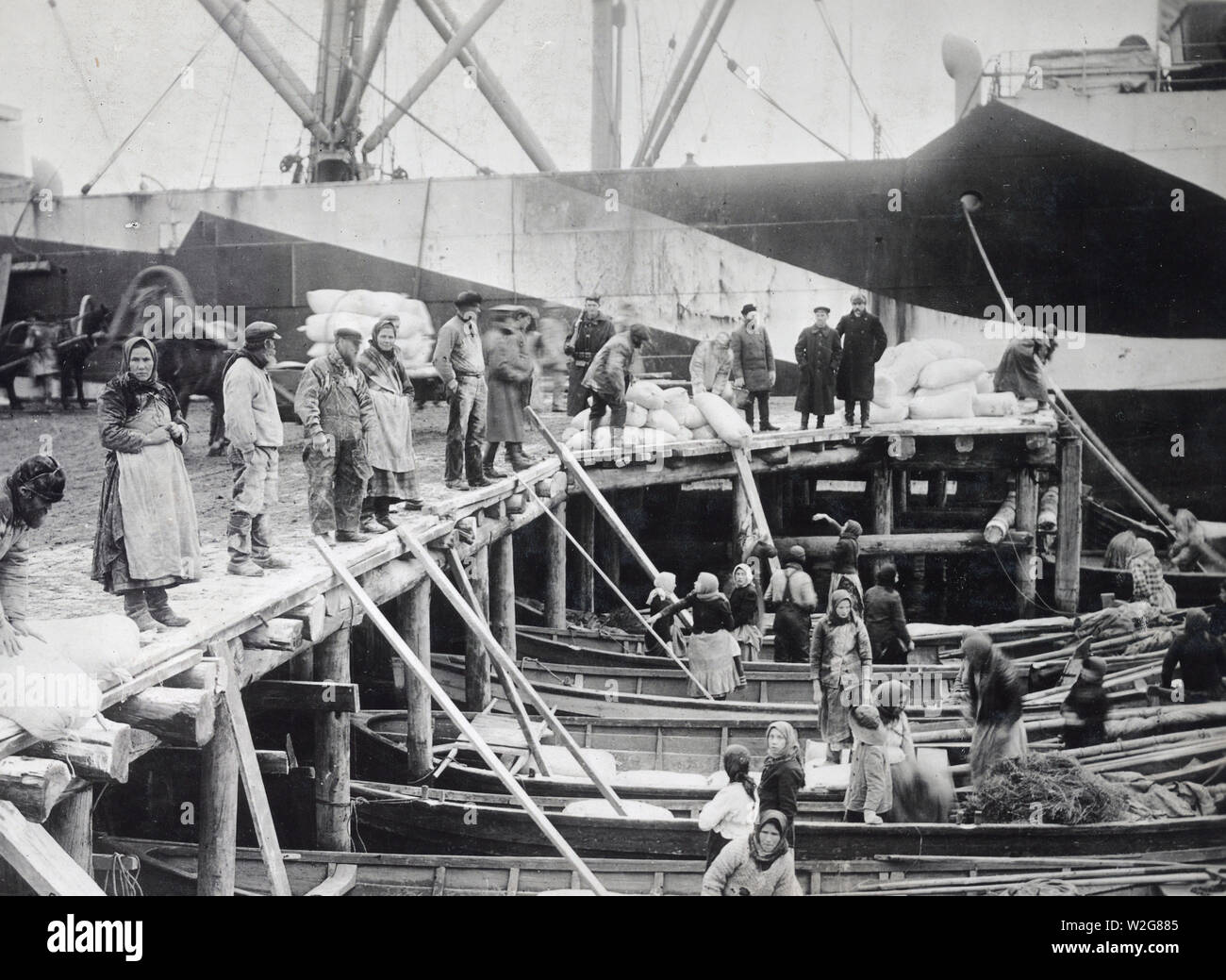 Activités dans la Sibérie. Les femmes russes le déchargement des provisions d'une ca de transport. 1910 ou 1920 Banque D'Images