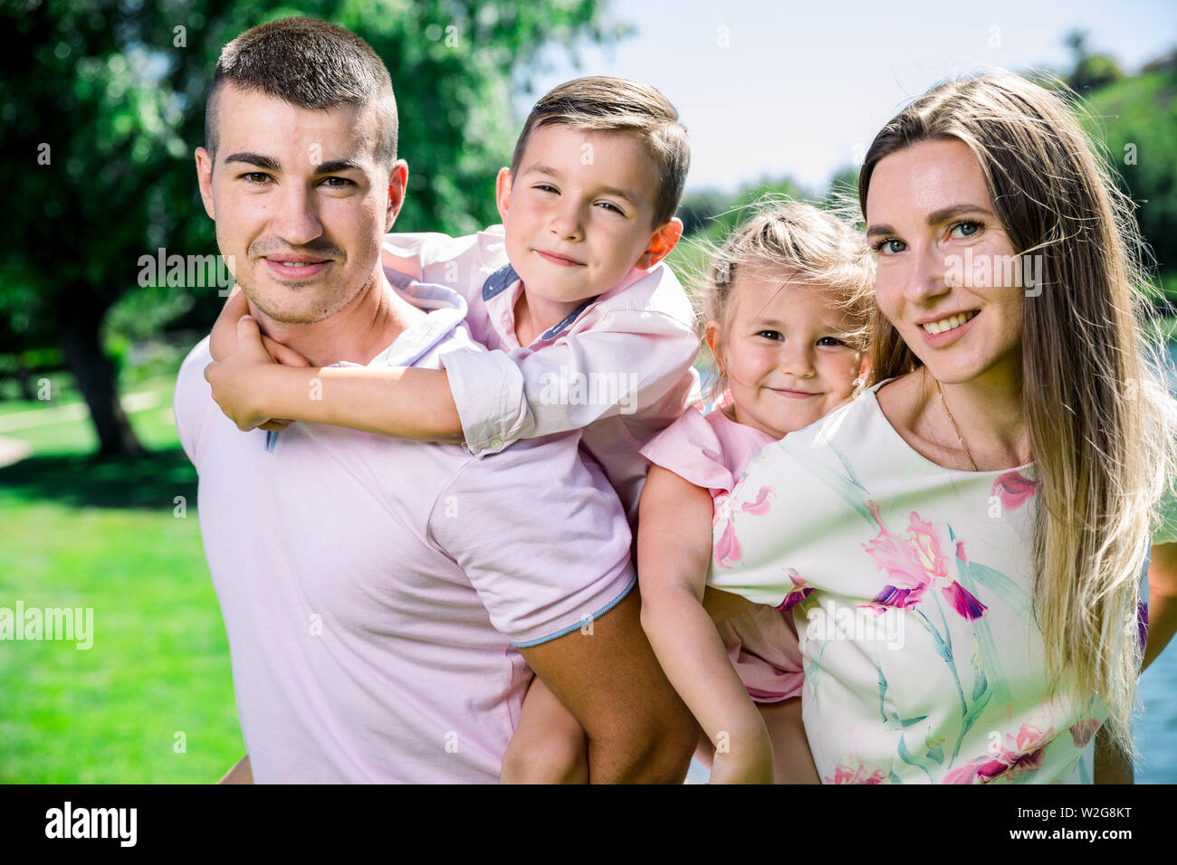 Heureux en famille au parc d'avoir un bon temps ensemble Banque D'Images